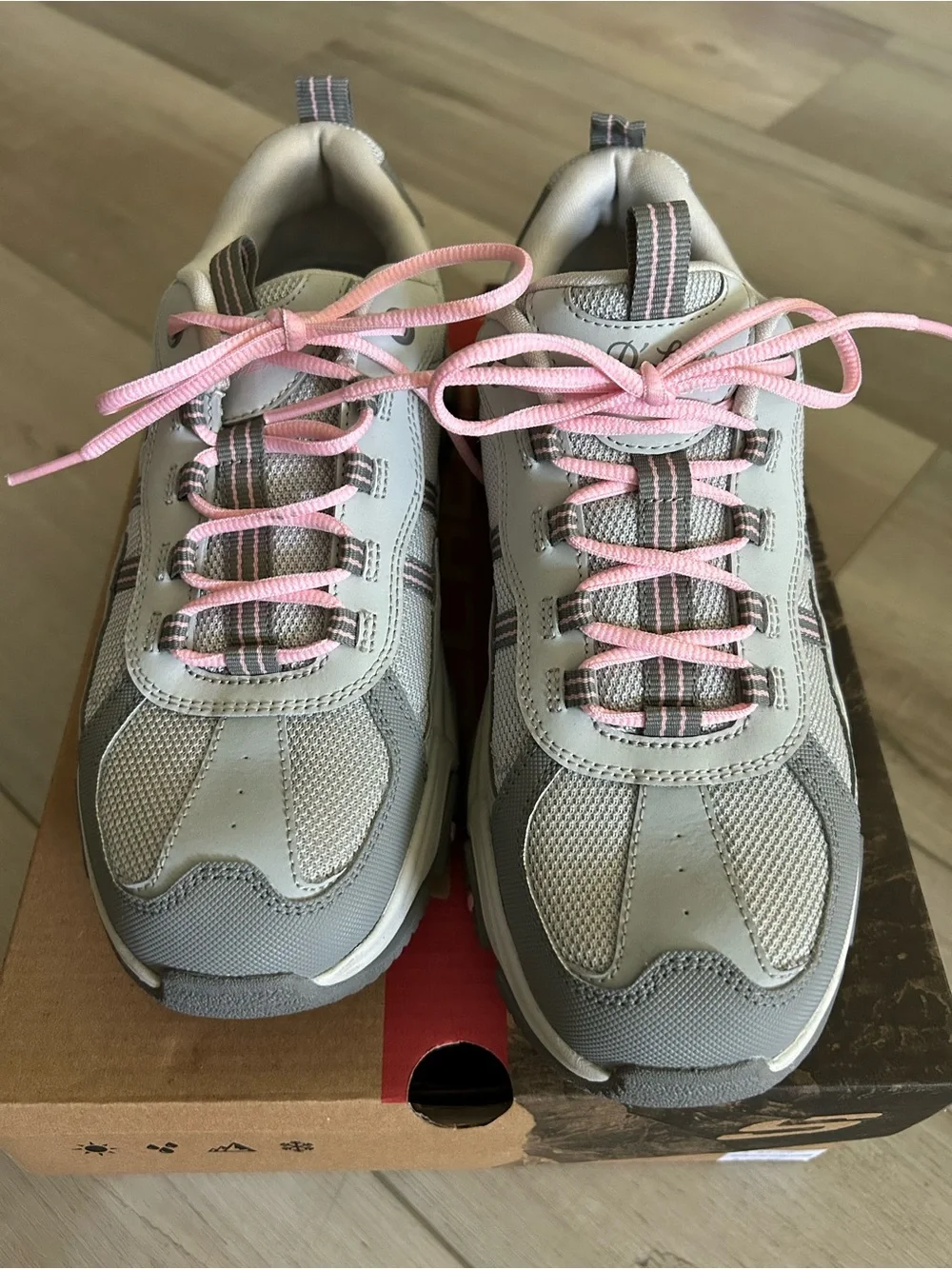 Skechers D’Lites Women's Light Gray Good Year Athletic Sneakers with Pink Accent
